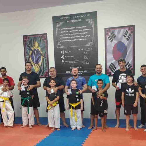 Academia Osni Martins de Taekwondo de Porto Ferreira realiza aula especial em homenagem ao “Dia dos Pais”