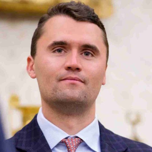 Influenciador conservador Charlie Kirk é morto a tiros durante discurso em universidade de Utah nos EUA