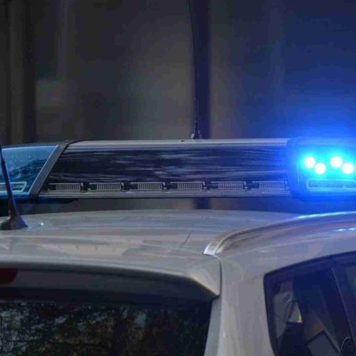 Adolescente esfaqueia padrasto para salvar mãe de tentativa de feminicídio