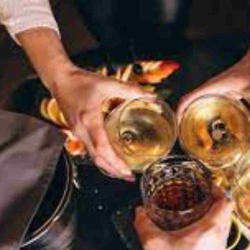 Crise do metanol em SP: vendas de bares e restaurantes caem quase 5% em setembro, aponta Abrasel-Stone