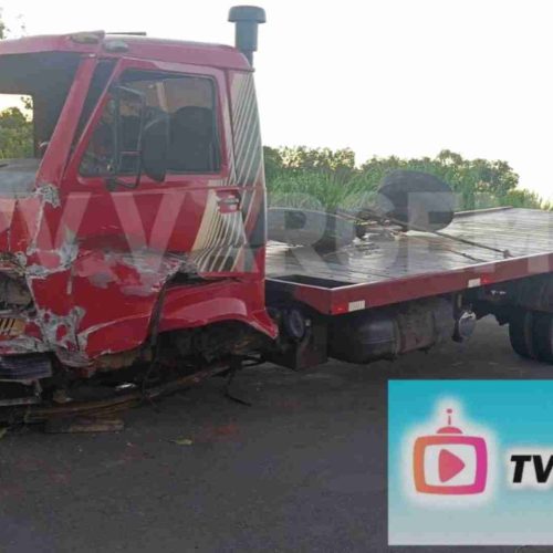 Homem de 31 anos morre em colisão frontal entre carro e caminhão-guincho próximo à curva da Fazenda Cachoeirinha.