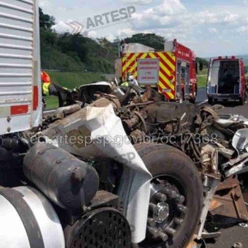 Motorista morre em grave colisão entre carretas na SP 330 na tarde desta quinta-feira