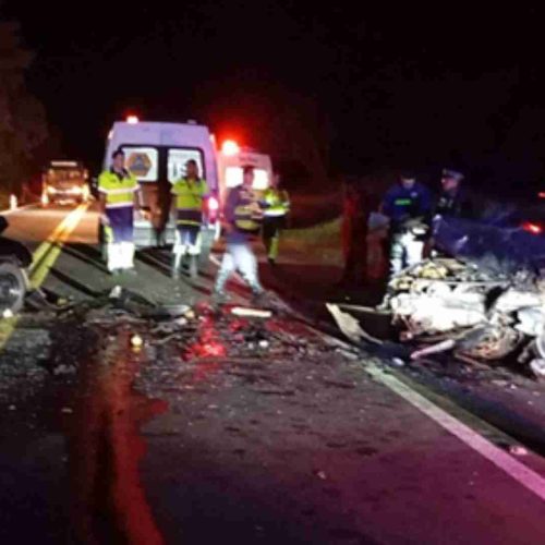 Duas pessoas morrem e três ficam feridas em acidente na SP-215