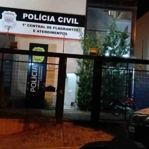 Jovem de 20 anos é baleado na garupa de moto pilotada por namorada