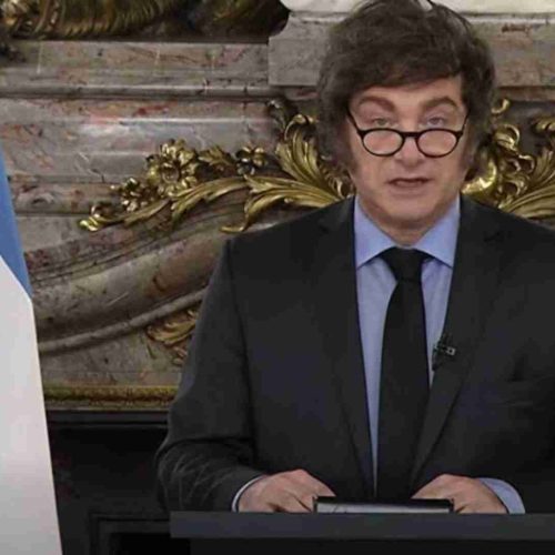 Presidente da Argentina no âmago da tempestade econômica: crise cambial, inflação persistente e aumento da pobreza