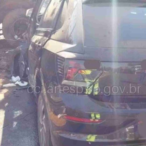 Colisão entre carro e caminhão deixa motorista gravemente ferido na SP-215