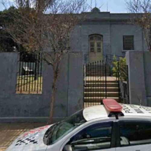 Garoto de 8 anos morre prensado por carro na garagem de casa; criança teria soltado freio de mão de veículo estacionado
