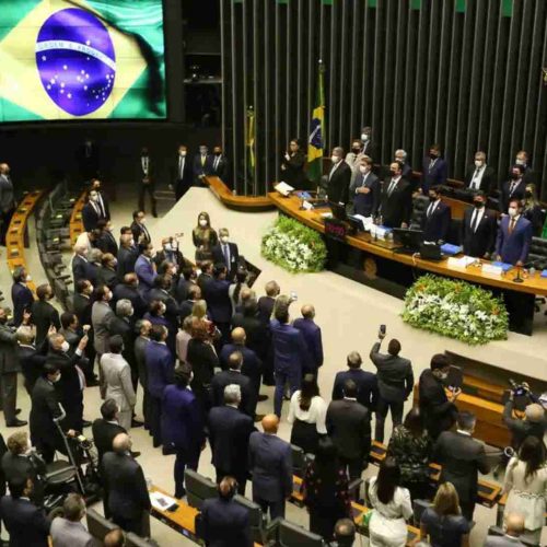Manobra de deputados bolsonaristas e do Centrão para beneficiar Jair Bolsonaro reduzirá pena de 200 mil presos comuns no Brasil
