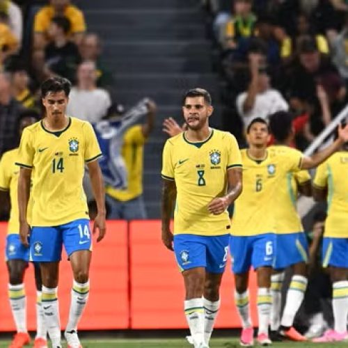 Brasil busca empate no fim contra a Austrália em primeiro jogo após a Copa