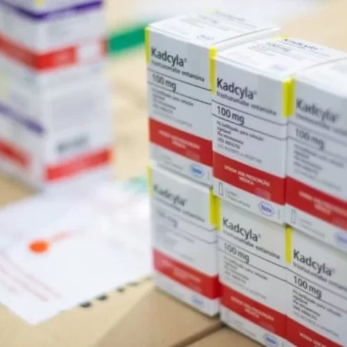 SUS recebe primeiro lote de medicamento que reduz em 50% a mortalidade por câncer de mama HER2-positivo