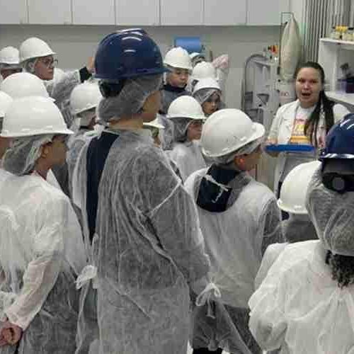 Alunos de Emef Profª Nadir Zadra Ribaldo visitam empresa Urbano Alimentos em Porto Ferreira