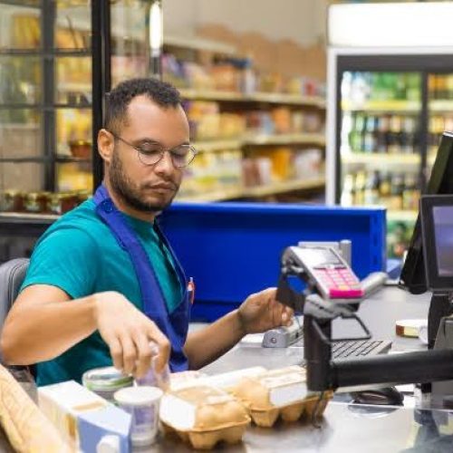 Economia & Negócios: Supermercados sofrem para preencher as 350 mil vagas de emprego abertas