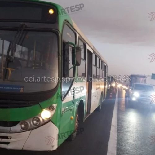 Ônibus e dois carros se envolvem em acidente e causam lentidão na Anhanguera