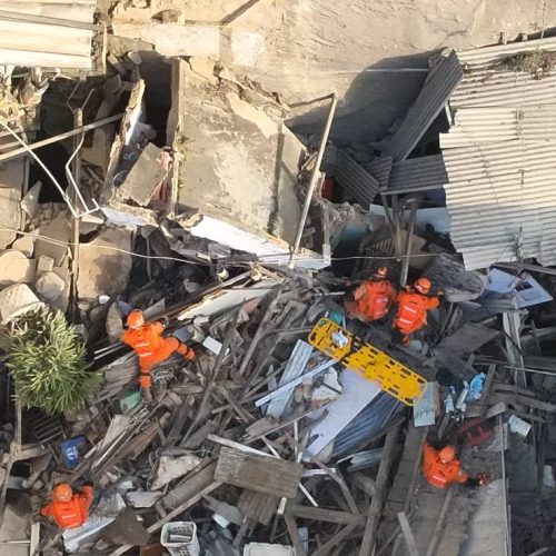 Parte interna de sobrado desaba no Catete e deixa moradores feridos