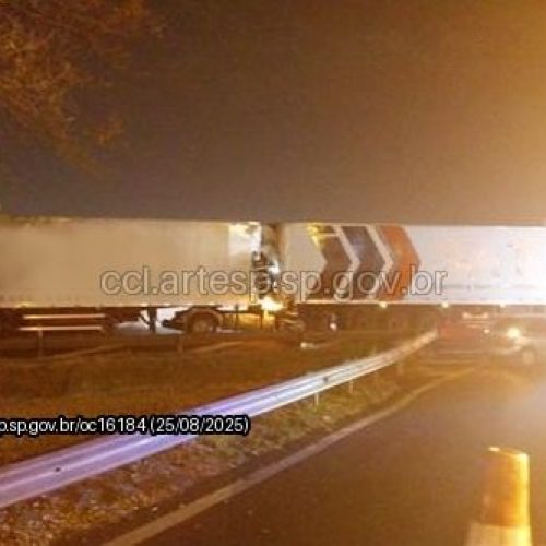 Colisão entre caminhão e carreta deixa motorista gravemente ferido na SP-330 em Ribeirão Preto