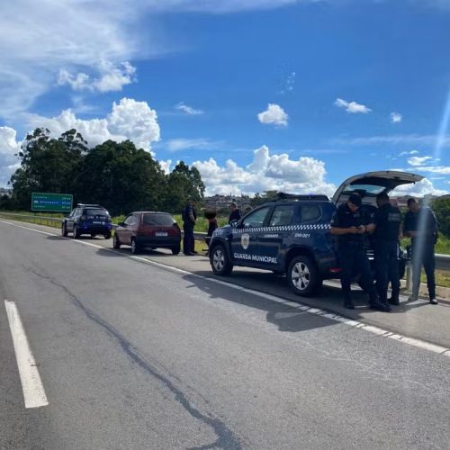 Carro roubado e transferências bancárias marcam assalto à casa de promotor no interior de SP