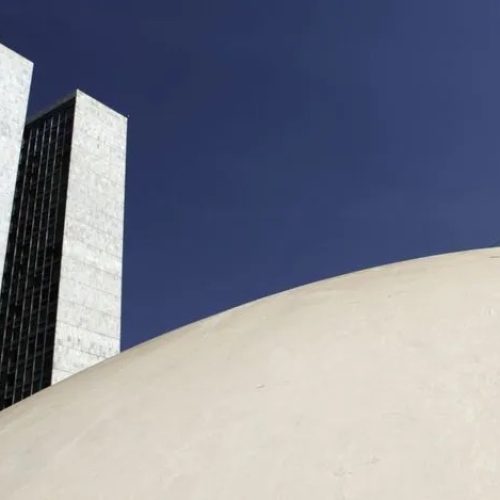 Emendas do SUS gastam mais com computadores e cadeiras do que com equipamentos de saúde