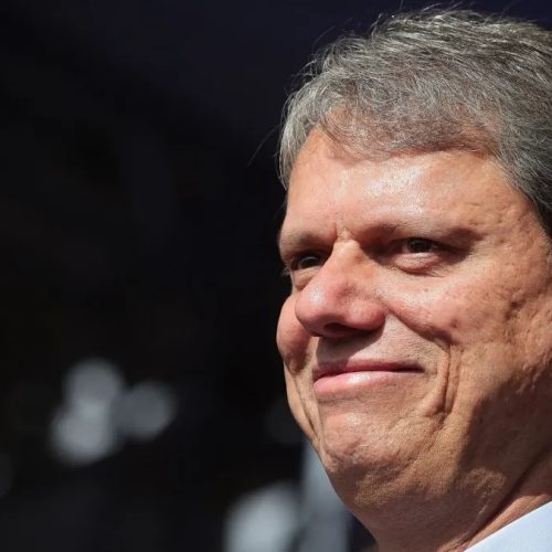 Tarcísio diz que Brasil precisa “trocar o piloto” e critica permanência de Lula no cenário político