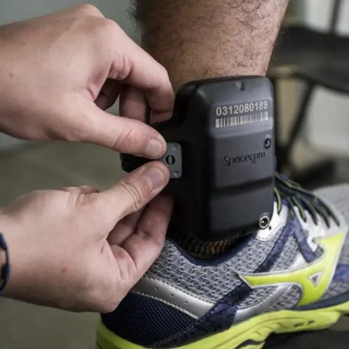 Tornozeleira eletrônica para agressores de mulheres avança na Câmara