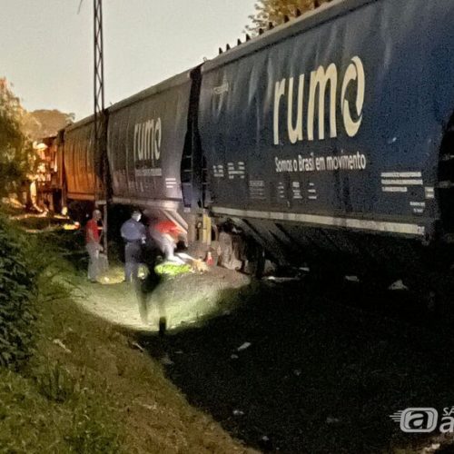 Mulher morre após ser atropelada por trem