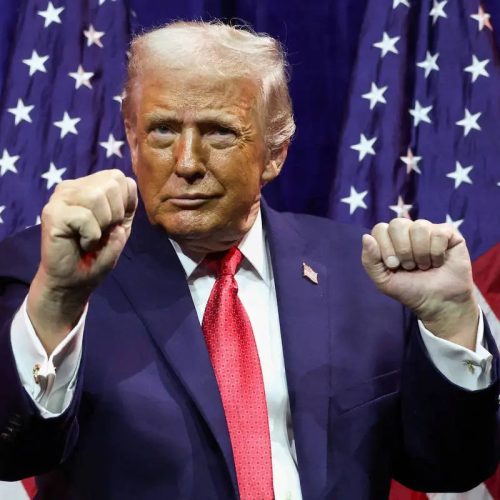 Trump ofende funcionário e faz gesto obsceno em visita à Ford