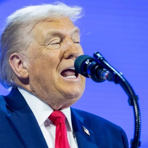 Trump manda liberar arquivos dos EUA sobre vida alienígena após fala de Obama