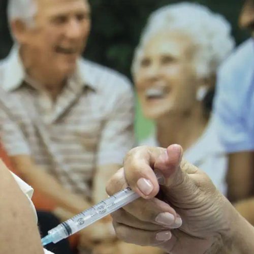 SUS começa a oferecer nova vacina contra pneumonia e meningite para idosos