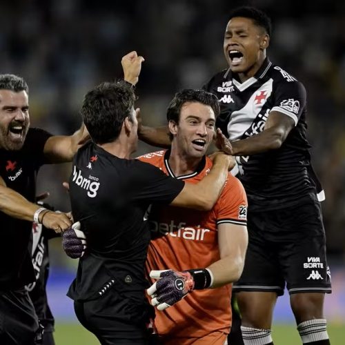 RJ - RIO DE JANEIRO - 14/12/2025 - COPA DO BRASIL 2025, FLUMINENSE X VASCO - Leo Jardim jogador do Vasco comemora a vitoria apos a partida contra o Fluminense no estadio Maracana pelo campeonato Copa Do Brasil 2025. Foto: Alexandre Loureiro/AGIF