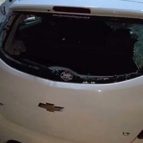 Grupo invade casa e danifica carro de pai que incentivou filho a agredir colega