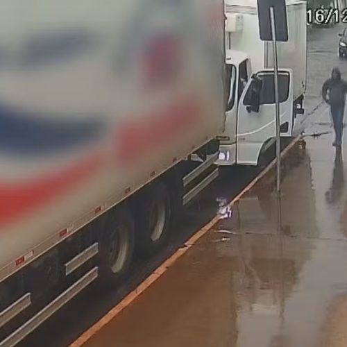 Motorista é feito refém durante roubo de carga de carne; criminosos levaram quatro toneladas