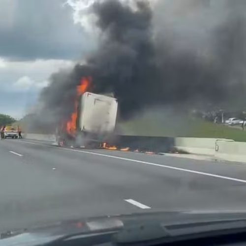 Caminhão frigorífico pega fogo e causa interdição no Anel Viário Magalhães Teixeira (SP-083)
