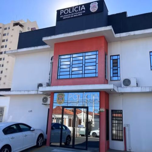 Polícia investiga uso de IA para criar montagens com fotos pornográficas de alunas em escola