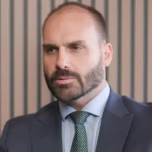 Eduardo Bolsonaro promete buscar novas sanções dos EUA contra o Brasil a partir do julgamento do STF