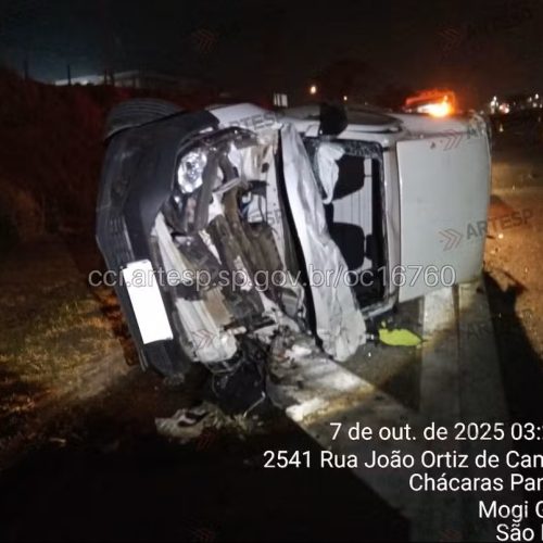 Colisão entre carro e van deixa dez feridos na SP-342