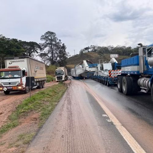 Pane em carreta com carga de 850 toneladas provoca congestionamento de 14 km na Fernão Dias
