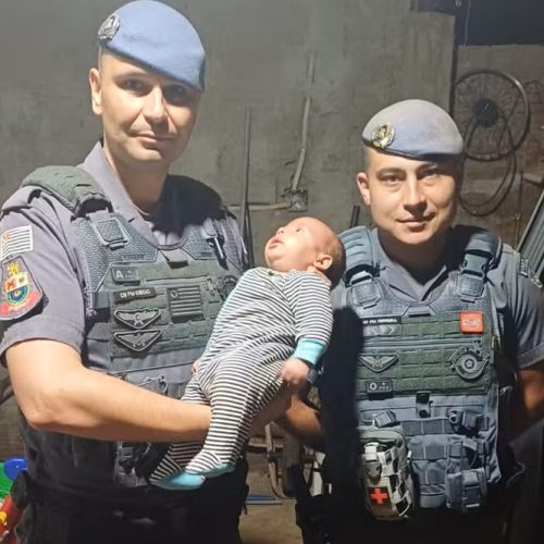 PM salva bebê de um mês engasgado e sem respirar
