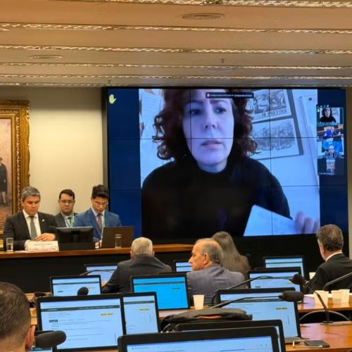 Câmara rejeita cassação de Carla Zambelli e mantém mandato apesar de condenação