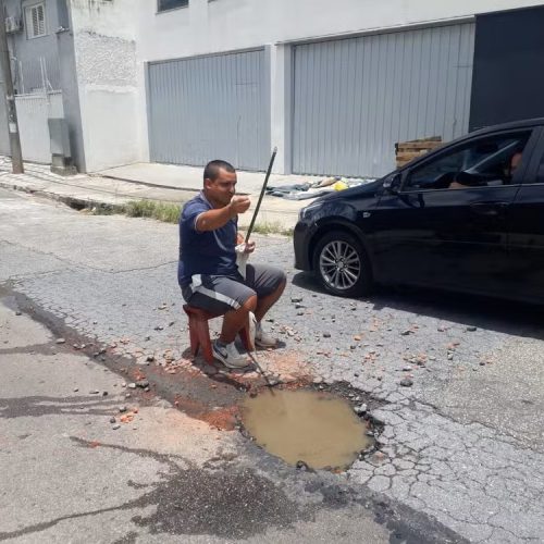 Morador simula pescaria em cratera para protestar contra demora em reparo de buraco no interior de SP