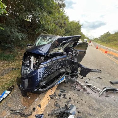 Três pessoas ficam gravemente feridas após colisão frontal em rodovia SP-249