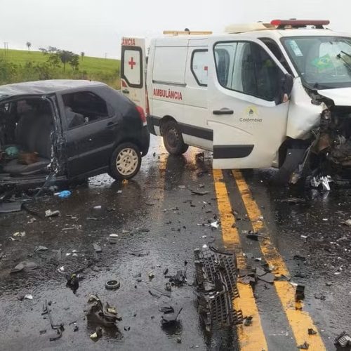 Motorista morre após colisão entre carro e ambulância na Rodovia Assis Chateaubriand, em Barretos